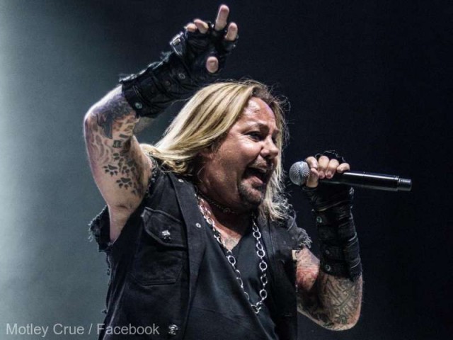 Vince Neil, solistul trupei rock Motley Crue, a suferit o fractură costală după ce a căzut de pe scenă. VIDEO