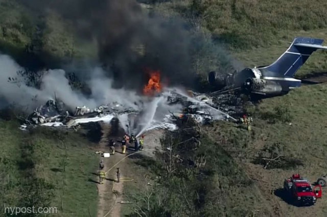 Un AVION civil s-a PRĂBUȘIT în Texas. Toţi cei 21 de pasageri sunt în VIAȚĂ. Video