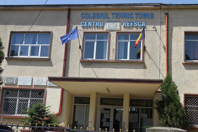 ANCHETĂ: Tânără PIPĂITĂ de COLEGI, pe HOLURILE LICEULUI Tehnic TOMIS!