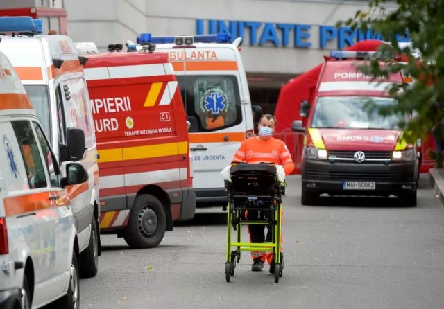 Ministerul Sănătăţii: 3 pacienţi infectaţi cu SARS-CoV-2, în stare critică, transferaţi în Polonia