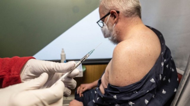 Anchetă la un centru de vaccinare, după ce 4 persoane au primit AstraZeneca la doza a 3-a