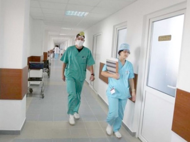 Mesajele ANTIVACCINISTE transmise de MEDICI i-ar putea lăsa fără muncă