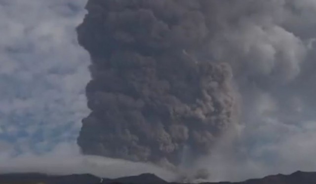 Vulcanul Etna a erupt: O imensă coloană de fum s-a ridicat în atmosferă
