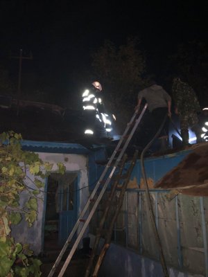 Incendiu în județul Tulcea: ACOPERIȘUL unei CASE a LUAT FOC