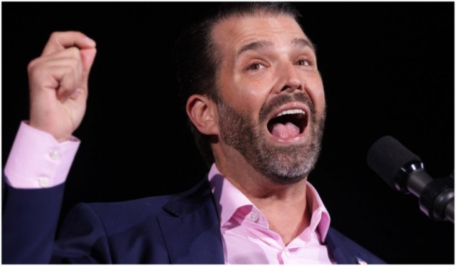 Donald Trump Jr vinde tricouri online cu mesajul: ”Armele nu ucid oameni, Alec Baldwin ucide oameni”