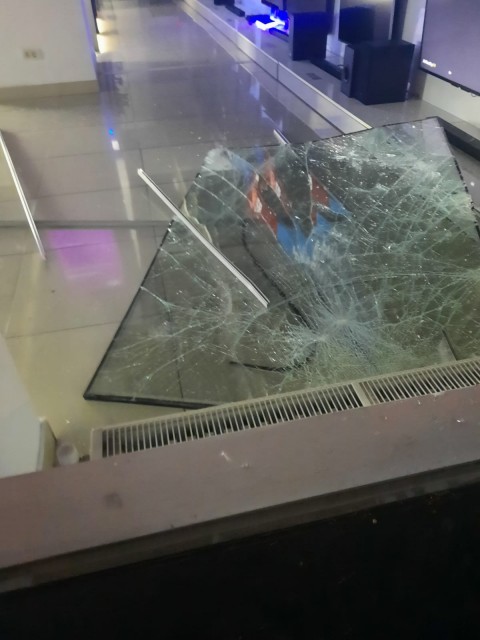 Ei sunt TINERII care au SPART magazinul EMAG din Constanța!