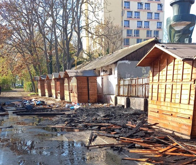 ALERTĂ în MAMAIA: Mai multe CONSTRUCȚII din LEMN au luat FOC