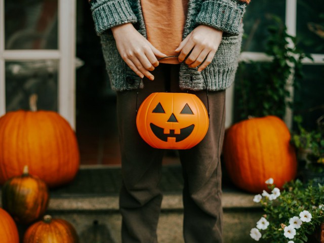 Pericolele ascunse ale Halloween-ului: 80% din costumele de Halloween pentru copii, vândute online, pot fi mortale