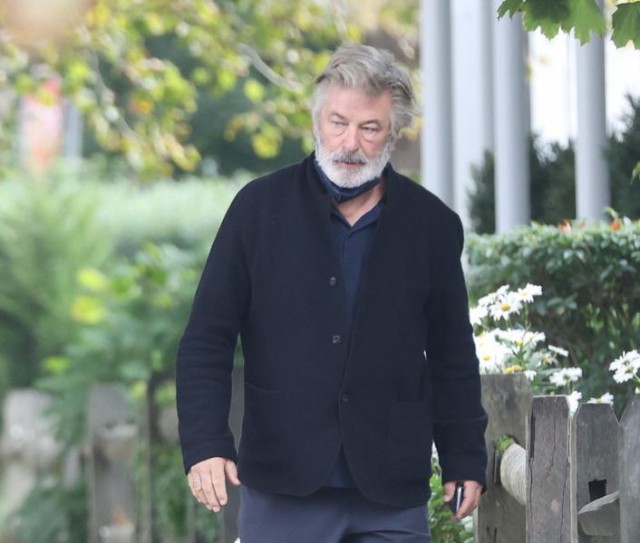 Alec Baldwin şi-a închis unul dintre conturile de Twitter