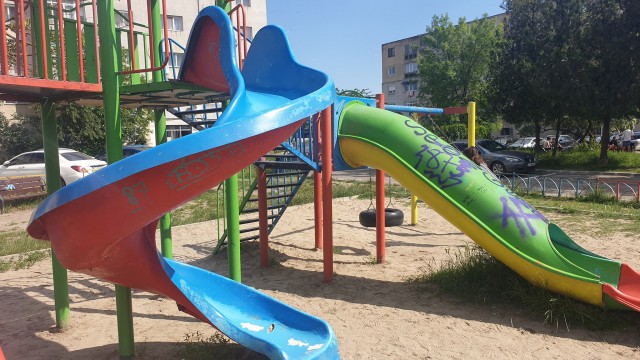 LOCUL de JOACĂ din KM 4-5, un REAL PERICOL pentru COPII