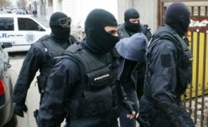 REȚINUȚI pentru TRAFIC de PERSOANE, PROXENETISM și SPĂLARE de BANI!