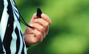 Un fotbalist de 19 ani i-a salvat viaţa unei femei-arbitru, lovită cu putere de o minge