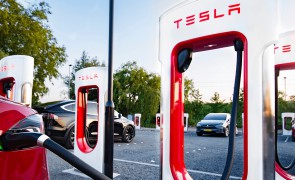 Uber a încheiat un parteneriat cu compania de închirieri de maşini Herz pentru 50.000 de automobile Tesla