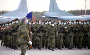 După exerciții militare, Rusia a lăsat 90.000 de soldați la granița cu Ucraina