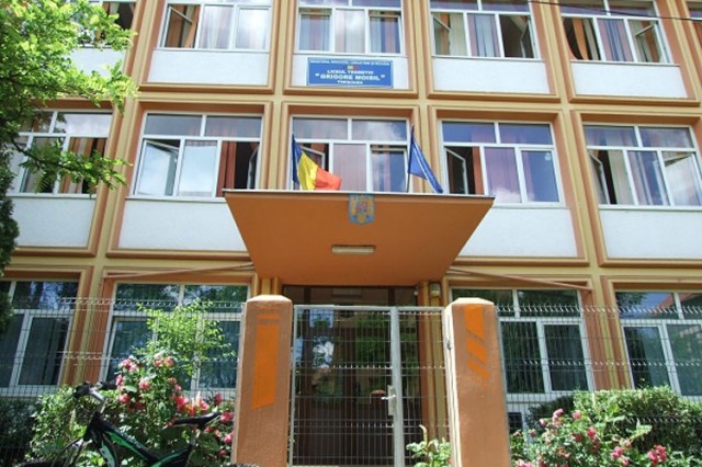 CONCEDIAT din cauza ABSENȚELOR, un PROFESOR a CÂȘTIGAT în INSTANȚĂ REANGAJAREA
