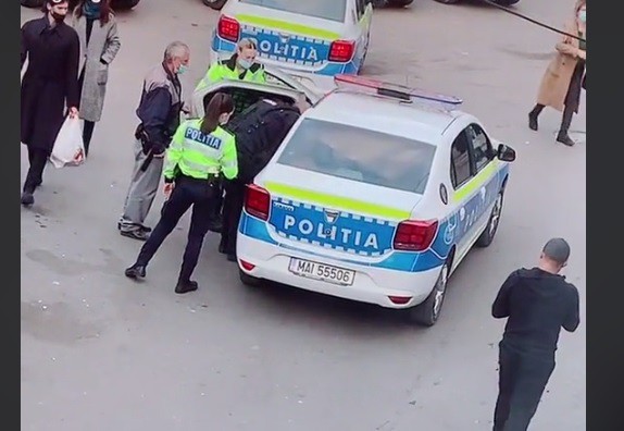 VIDEO! A fost SĂLTAT de POLIȚIE după ce a SUNAT la 112 că NU poate intra la PĂCĂNELE!