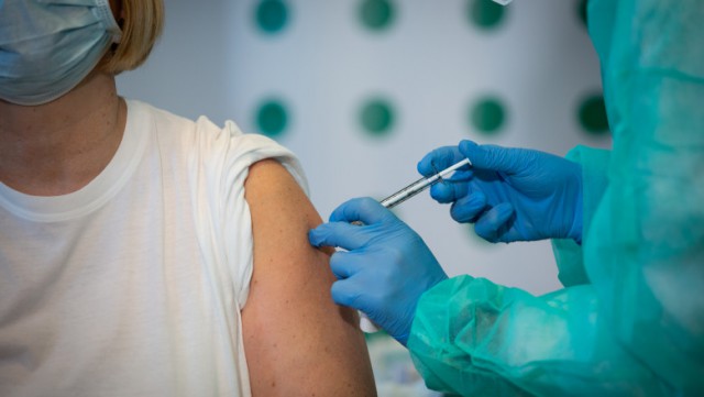 Record negativ la vaccinare, în prima zi fără restricții