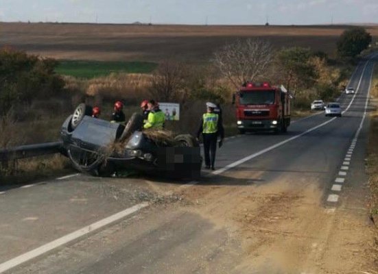 Un ȘOFER de 80 de ani s-a RĂSTURNAT cu MAȘINA, la TULCEA, și NU a fost RĂNIT!