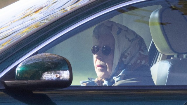 Regina Elisabeta a II-a, surprinsă la volan, deși medicii i-au recomandat odihnă