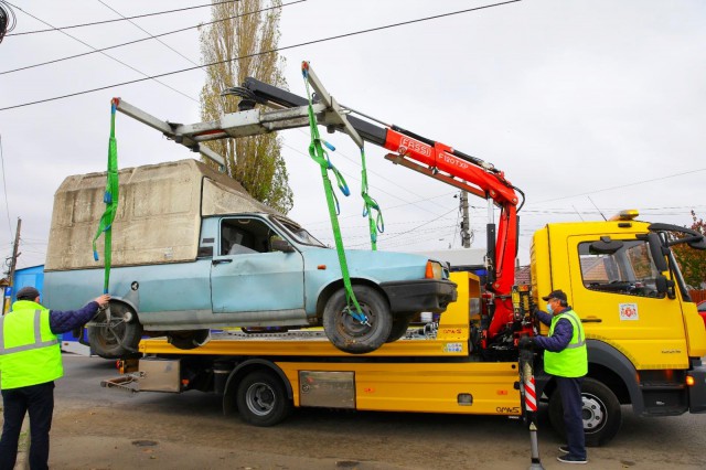 Autovehiculele care ocupă abuziv domeniul public, ridicate de polițiștii locali