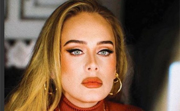 Adele s-a logodit? A apărut cu un inel pe mâna stângă