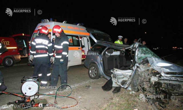 Un tânăr de 24 de ani a murit după ce s-a răsturnat cu maşina pe un teren agricol