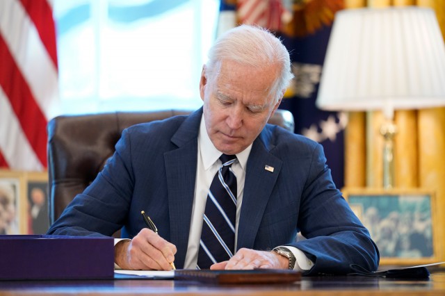 SUA: Biden a semnat legea care înăspreşte restricţiile împotriva companiilor chineze Huawei şi ZTE