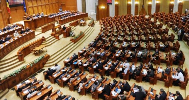 Camera Deputaţilor: Schimb de replici în plen pe tema certificatului verde la locul de muncă