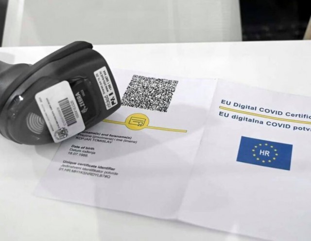 Coronavirus: Un adolescent a câştigat zeci de mii de euro din certificate de vaccinare false