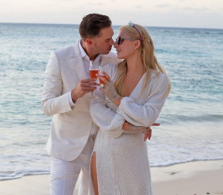 După 6 logodne, Paris Hilton se mărită. Și-a comandat 10 rochii de mireasă