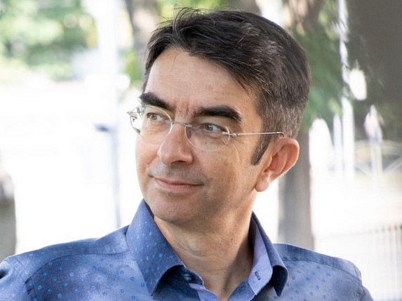 Mihai Găinuşă, jefuit în toiul zilei. Hoții, surprinși de camerele de luat vederi. VIDEO