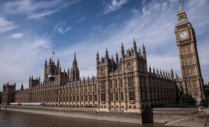 Un britanic a fost arestat pentru că a ameninţat cu moartea o deputată