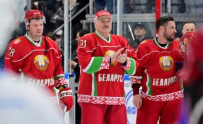 Lukașenko joacă hochei pe gheață în timp ce criza migranților se înrăutăţeşte