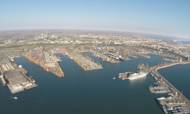 Rușii fentează interdicția de a intra în porturile UE: transbordează petrolul pe mare, lângă Constanța