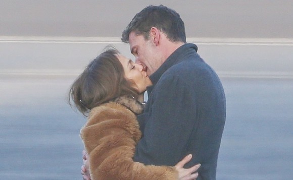 Ce mult se iubesc Ben Affleck şi J.Lo! S-au sărurat cu foc pe pista de aterizare