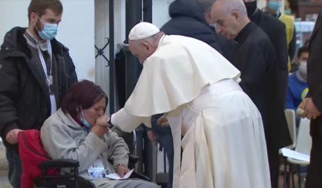 O româncă dependentă de morfină a fost aplaudată în biserică, în fața Papei Francisc