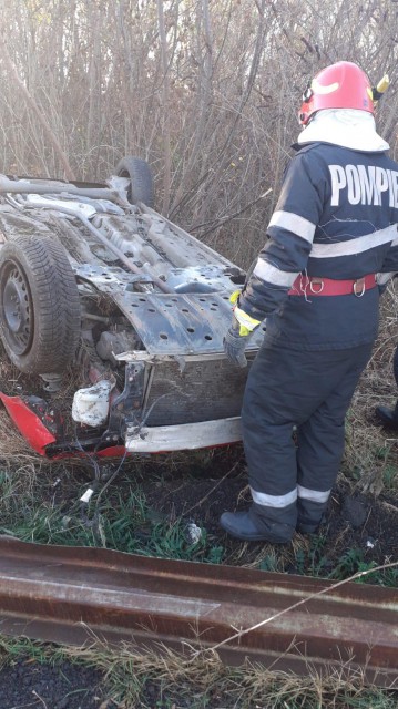 Accident RUTIER pe DN 22: Un AUTOTURISM s-a RĂSTURNAT