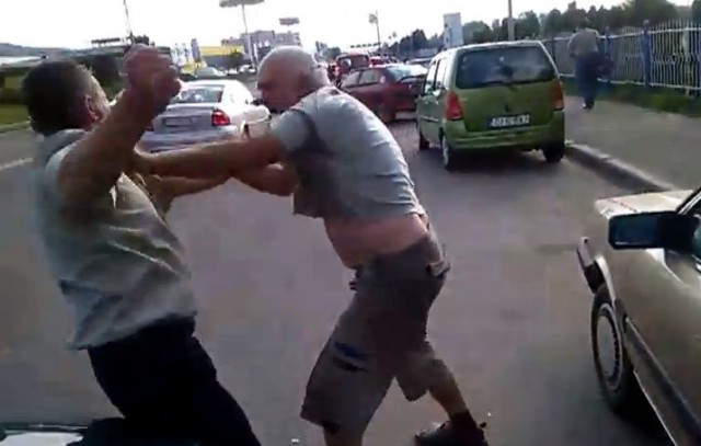 S-a ales cu BUZA SPARTĂ din cauza BANILOR!