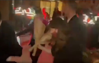 Scene incredibile la Londra: Ambasadorul Israelului, ATACAT de studenți pro-Palestina. VIDEO