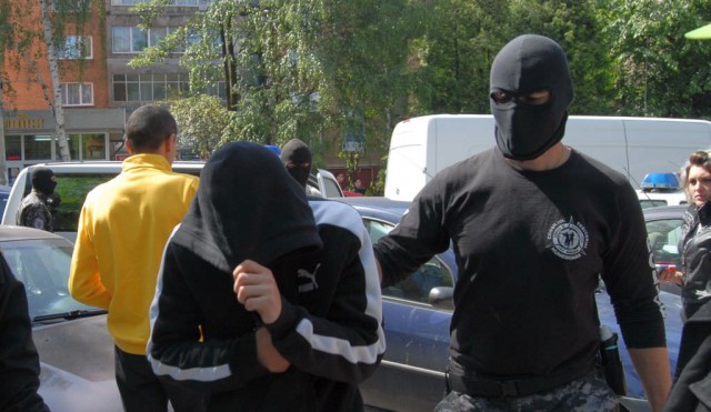 Trei tineri din Constanța, ARESTAȚI pentru TRAFIC de DROGURI