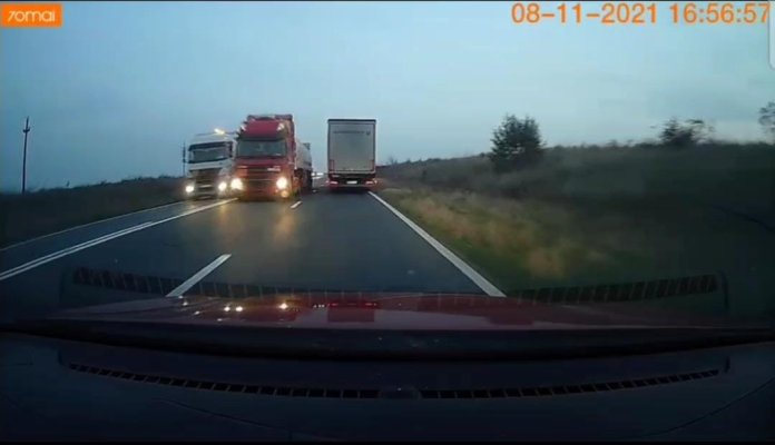 TRAGEDIE evitată în ultimul MOMENT, după o DEPĂȘIRE periculoasă a unui TIR
