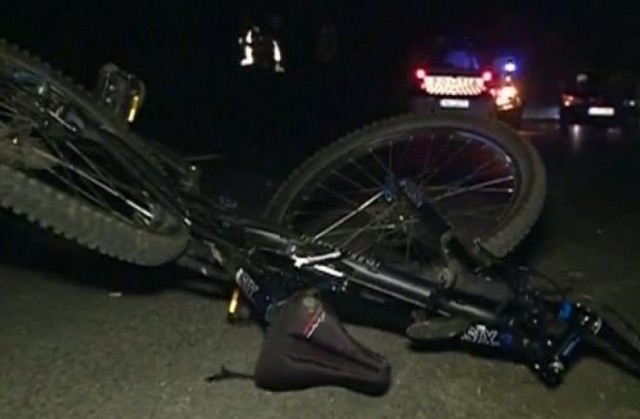 Accident rutier în Palazu Mare. Un BICICLIST și un COPIL au fost RĂNIȚI