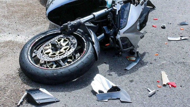 Un autoturism și o motocicletă au intrat în coliziune, în Lumina