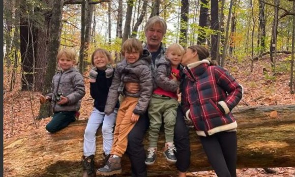 Alec Baldwin, consolat în parc de familie, după tragedie