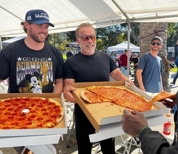 Arnold Schwarzenegger a împărțit pizza veteranilor de război