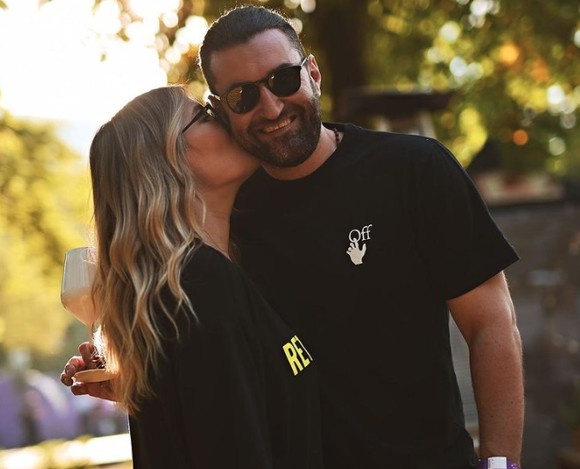 Poză adorabilă! Fiica lui Smiley își privește tatăl la televizor
