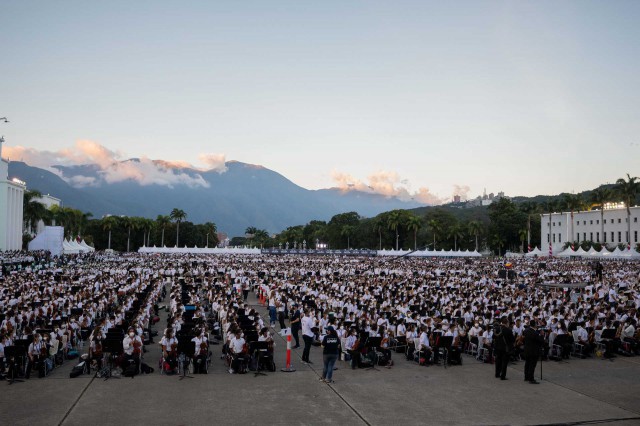 12.000 de muzicieni, reuniţi la Caracas pentru a stabili recordul celei mai mari orchestre din lume. VIDEO