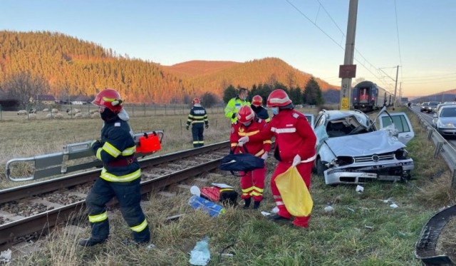 Un bărbat de 72 de ani a murit după ce mașina condusă de el a fost lovită de tren