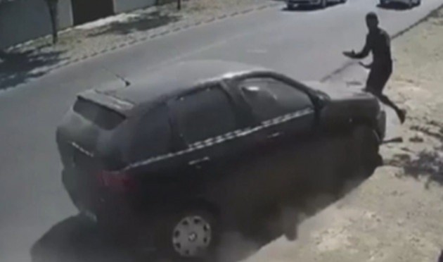 După un SCANDAL la PĂDURE, un bărbat i-a “BOȚIT” MAȘINA ADVERSARULUI