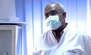 Un medic din Sudan a convins sute de români să se vaccineze anti-COVID